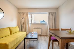 Uma área de estar em Cilene del Fuego Suites & Spa