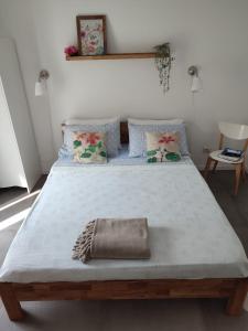ein großes Bett in einem Zimmer mit in der Unterkunft B&B Peonia in Porlezza
