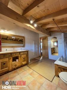 ムジェーヴにあるChalet Du Pont D Arbonの木製キャビネットとシンク付きの広いバスルーム