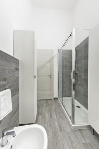 un bagno con un lavandino bianco e una doccia di Olimpia House a Bologna
