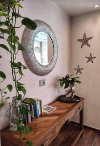 Pokój z drewnianym stołem i lustrem w obiekcie Le stanze di Diana w Cesenatico