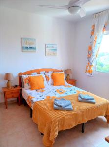 1 dormitorio con 1 cama con 2 toallas en Molino Blanco Penthouse 15, en Playas de Orihuela