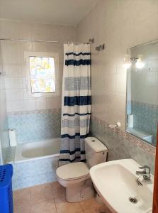 ein Badezimmer mit einem WC, einem Waschbecken und einer Badewanne in der Unterkunft Molino Blanco Penthouse 15 in Playas de Orihuela