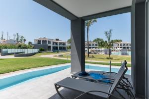 Bazén v ubytování Acharavi Beach Hotel nebo v jeho okolí