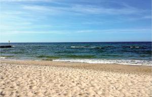 ein Sandstrand mit dem Meer im Hintergrund in der Unterkunft Beautiful Home In Ustronie Morskie in Ustronie Morskie + 15 Fotos