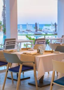a table in a restaurant with a view of the ocean at Royal Azur Thalassa in Hammamet