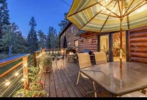 een patio met een tafel en een parasol bij 4 Bedroom Cabin in Summit Park, close to Park City in Park City