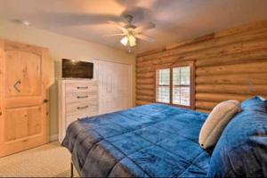 een slaapkamer met een blauw bed en een houten muur bij 4 Bedroom Cabin in Summit Park, close to Park City in Park City