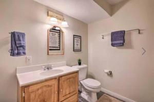 een badkamer met een wastafel, een toilet en blauwe handdoeken bij 4 Bedroom Cabin in Summit Park, close to Park City in Park City +18 foto's