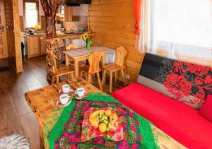 ein Wohnzimmer mit einem Tisch und Obst darauf in der Unterkunft Domki pod Bieniatka w Szczyrku in Szczyrk