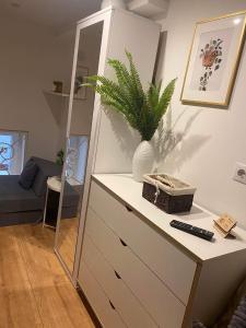 Televízia a/alebo spoločenská miestnosť v ubytovaní Lazyhome Budapest