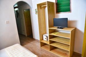 TV a/nebo společenská místnost v ubytování Lighthouse Inn 2