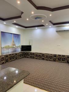 a meeting room with a large painting of the eiffel tower at شاليهات حميدانة الخير in At Turbīyah