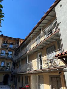 un immeuble d'appartements avec balcon sur le côté. dans l'établissement Borgovivo Il tuo Loft in centro città, à Bergame