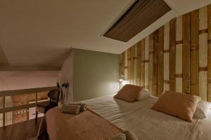 a bedroom with a large bed and a window at Doornvlak - dicht bij strand en duinen! in Castricum
