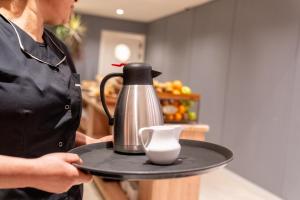 Comodidades para preparar café e chá em Cilene del Fuego Suites & Spa