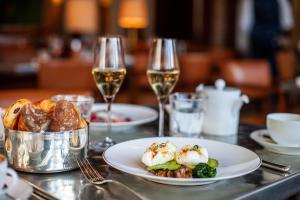 - une table avec des assiettes de nourriture et des verres de vin dans l'établissement La Réserve Eden au Lac Zurich, à Zurich