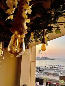 uma vista para o oceano a partir de um quarto com flores em York Backpackers - Jumeirah Beach em Dubai