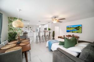 sala de estar con sofá y mesa en Tropical Marlins House, en Miami