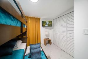1 dormitorio con litera y cortina amarilla en Tropical Marlins House, en Miami