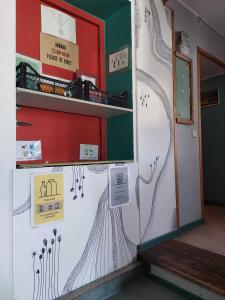 Kuchyň nebo kuchyňský kout v ubytování Looming Hostel