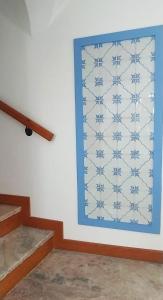 una habitación con una ventana con un estampado de copos de nieve en la pared en Residência D'Atalaia, en Fronteira