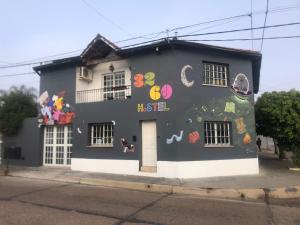 un edificio con un mural en el costado en 3260HOSTEL en Concepción del Uruguay