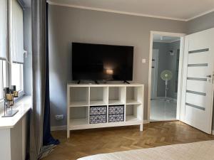 Televízia a/alebo spoločenská miestnosť v ubytovaní Apartament AMSTERDAM