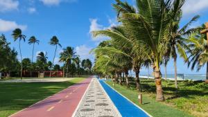 Piscina de la sau aproape de Apartamento espetacular na MELHOR praia da Bahia, GUARAJUBA é uma das únicas praias com selo azul do Brasil -Luxo, lazer, diversão e tranquilidade! Projetado para que você tenha a melhor experiência em hospedagem - Condominio tipo resort, o mais procurado