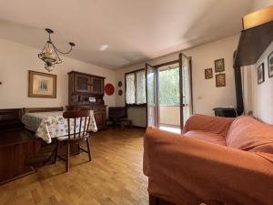 een woonkamer met een bank en een tafel bij 044 Trilocale, Pinzolo in Pinzolo