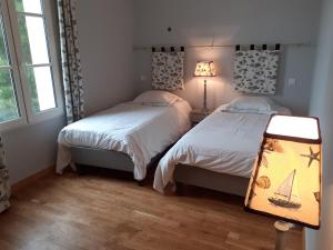 Postel nebo postele na pokoji v ubytování Maison vue exeptionnelle sur la mer