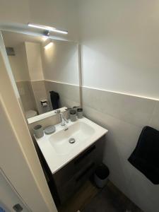 bagno con lavandino e specchio di B&b Principe18 a Noci