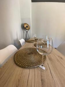 B&b Principe18 في نوتشي: طاولة خشبية عليها كأسين من النبيذ