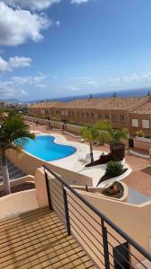 Bazén v ubytování Casa Adosada de lujo con piscina y vistas al mar nebo v jeho okolí