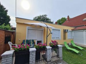 Vonkajšia záhrada v ubytovaní Robertó Apartman