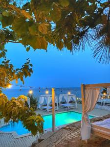 コスティネシュティにあるSea&Sky Villa Costinestiのブルーライトが備わるリゾートのプールの景色を望めます。