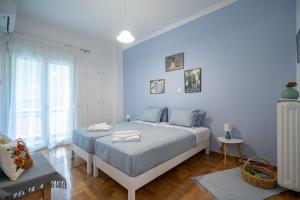 um quarto com uma cama com paredes azuis em Metaxourgeio metro st. 2 bedrms 4 pers. apartment. em Atenas