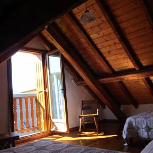 La Roche-des-ArnaudsにあるGite Le Clos de Lumièreのベッドルーム1室(ベッド1台、大きな窓付)