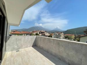 A general mountain view or a mountain view taken from az apartmanhoteleket