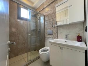 A bathroom at X SUITE APART