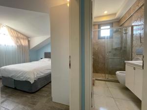 A bathroom at X SUITE APART