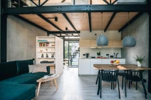 Projekt Cuberniok في بييلسكو بياوا: مطبخ وغرفة معيشة مع أريكة خضراء وطاولة