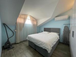 een slaapkamer met een bed en een raam bij X SUITE APART in Fethiye