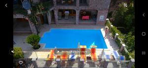 - une vue sur la piscine bordée de parasols dans l'établissement Apartments Villa Čučuk, à Budva