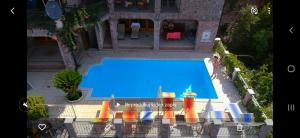 an overhead view of a swimming pool with umbrellas at Apartments Villa Čučuk in Budva