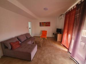 uma sala de estar com um sofá e uma cadeira em Spacious 2-bedroom apartment with terrace sea view em Zaboric
