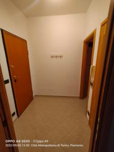 Cette chambre dispose d'un couloir avec un panier de basket sur le mur. dans l'établissement Appartamento posizione comoda, à Collegno