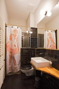 ein Bad mit einem Waschbecken, einem WC und einer Dusche in der Unterkunft Schillinger-Berlin - dance, sleep, repeat! in Berlin