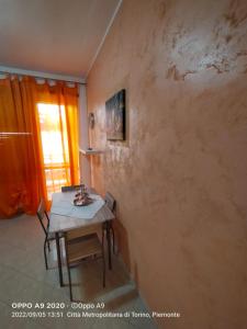 une table et une chaise dans une pièce avec un mur dans l'établissement Appartamento posizione comoda, à Collegno