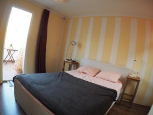 Postel nebo postele na pokoji v ubytování Cosy appartment w/ terrace in the old city centre